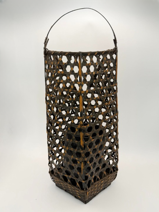 Panier ikebana en bambou tressé