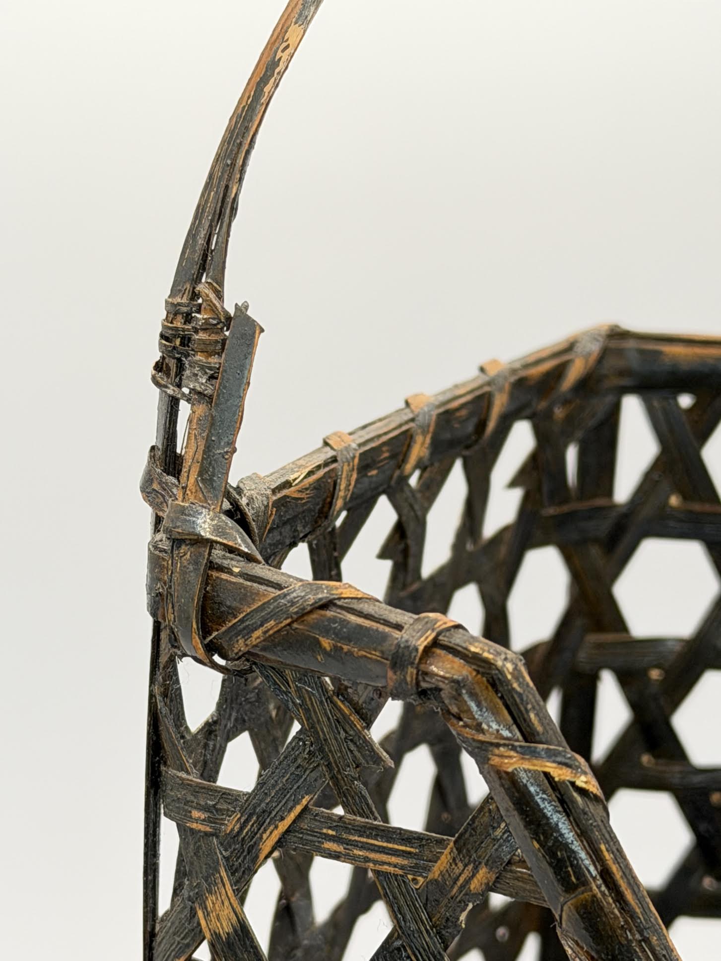 Panier ikebana en bambou tressé