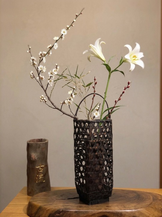 Panier ikebana en bambou tressé