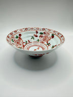 Coupe sur pied en porcelaine akae, décor floral peint à la main