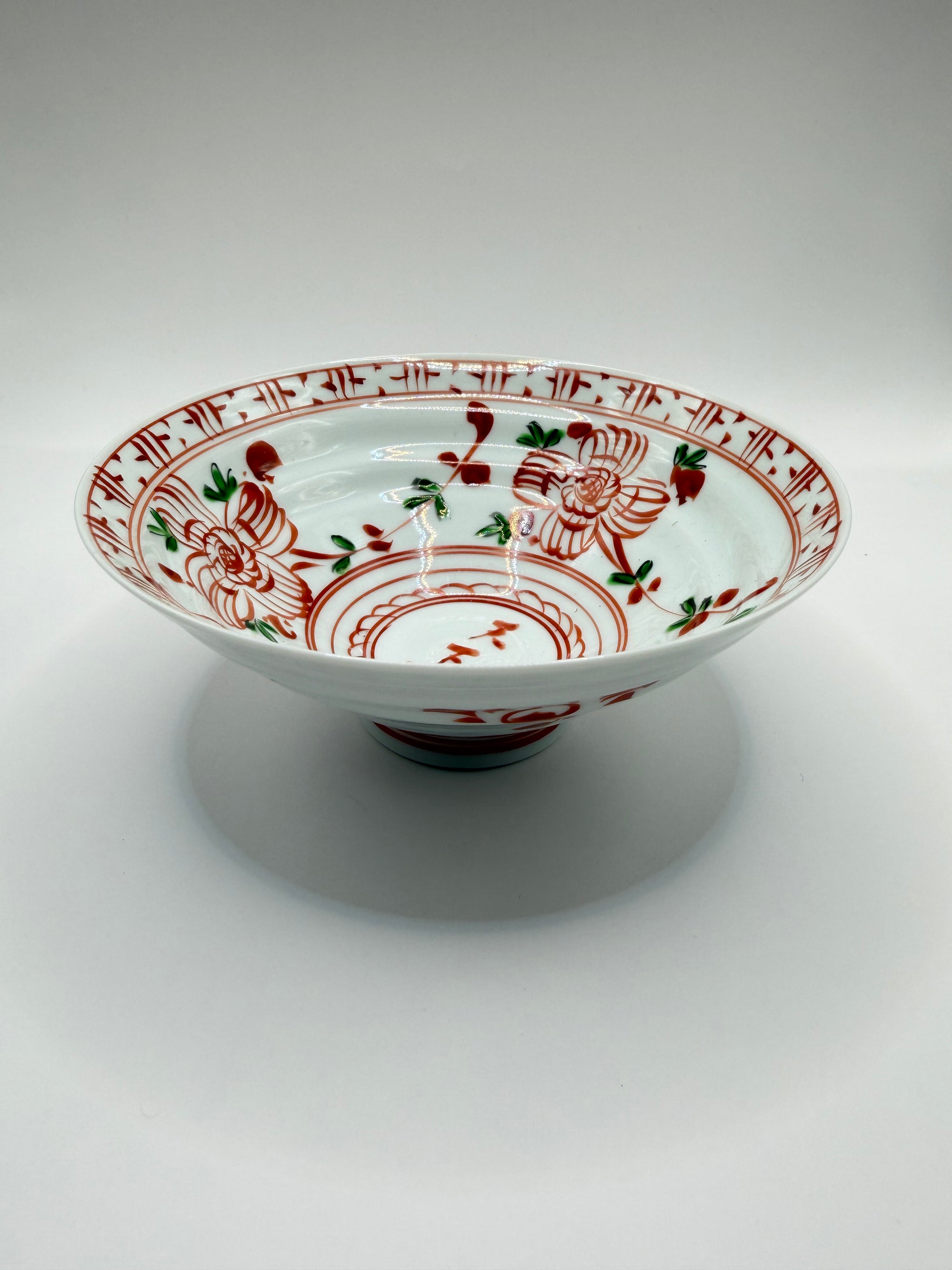 Coupe sur pied en porcelaine akae, décor floral peint à la main