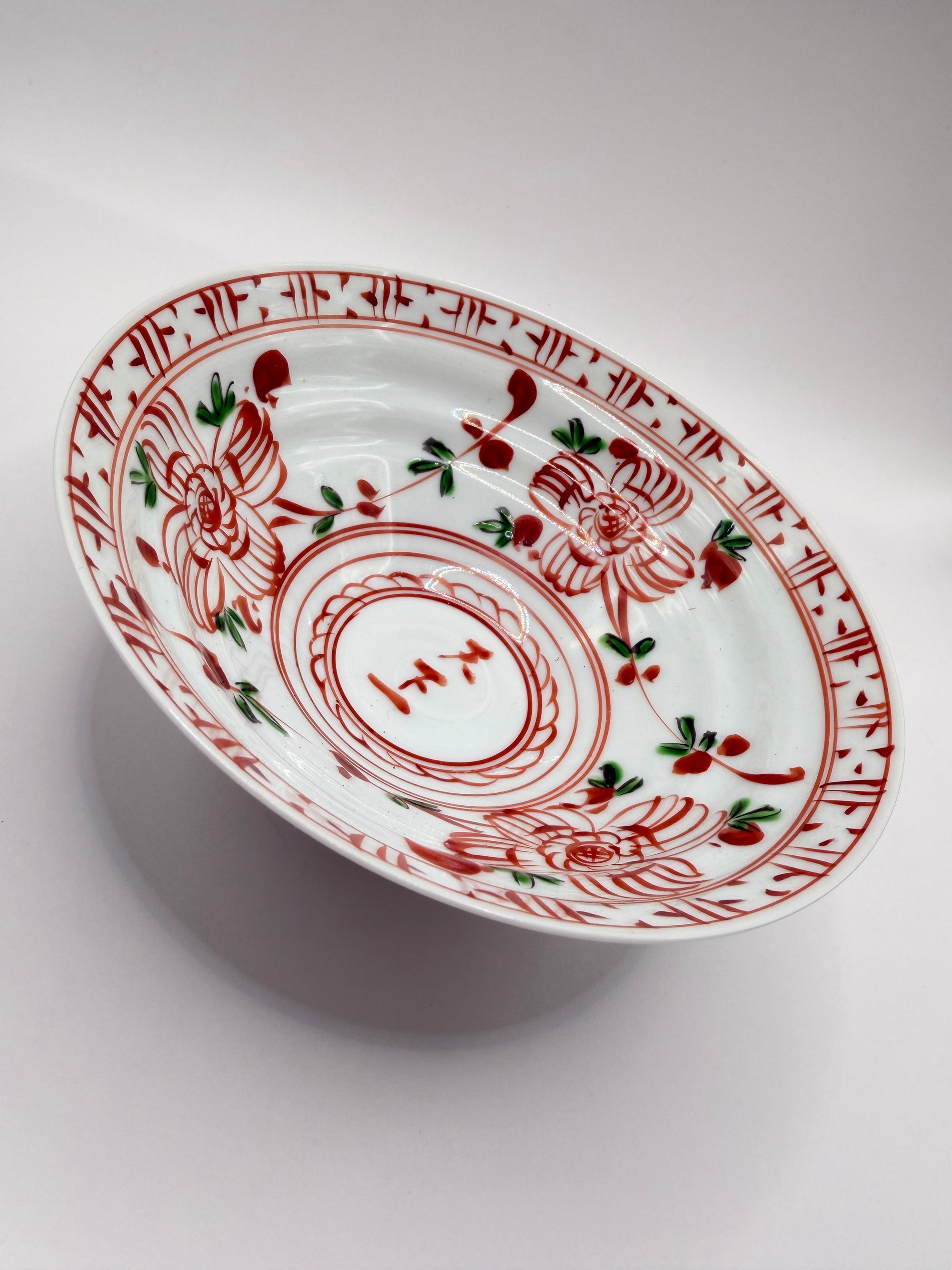 Coupe sur pied en porcelaine akae, décor floral peint à la main