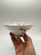 Coupe sur pied en porcelaine akae, décor floral peint à la main