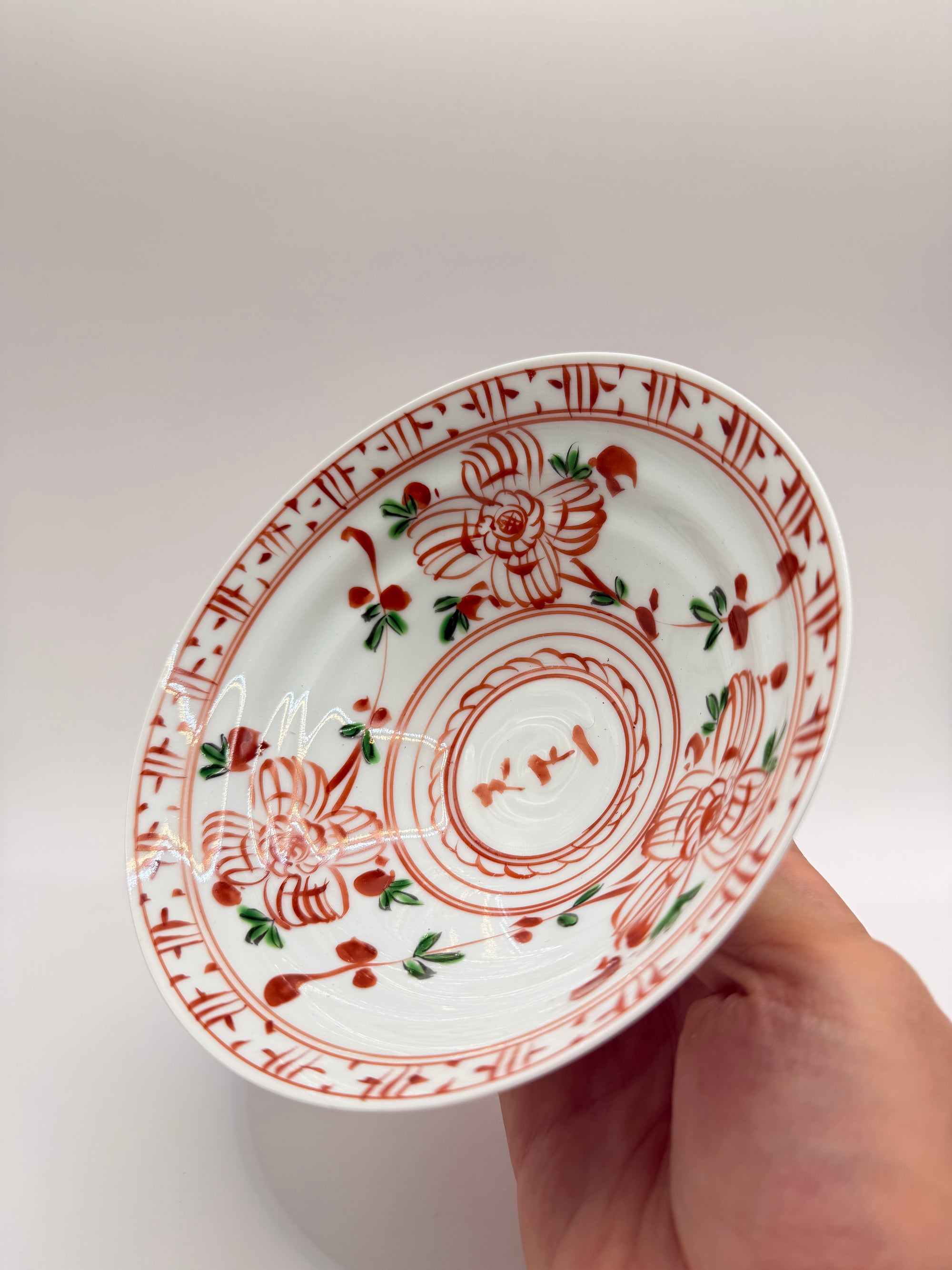 Coupe sur pied en porcelaine akae, décor floral peint à la main