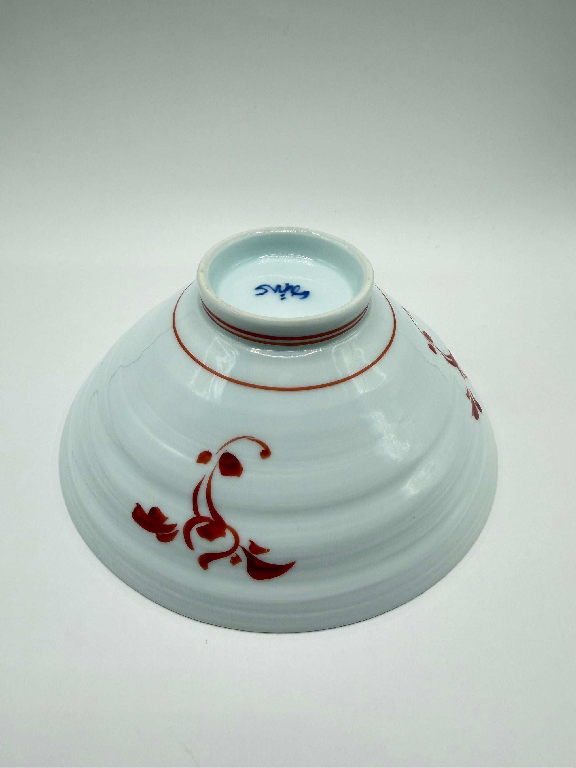 Coupe sur pied en porcelaine akae, décor floral peint à la main