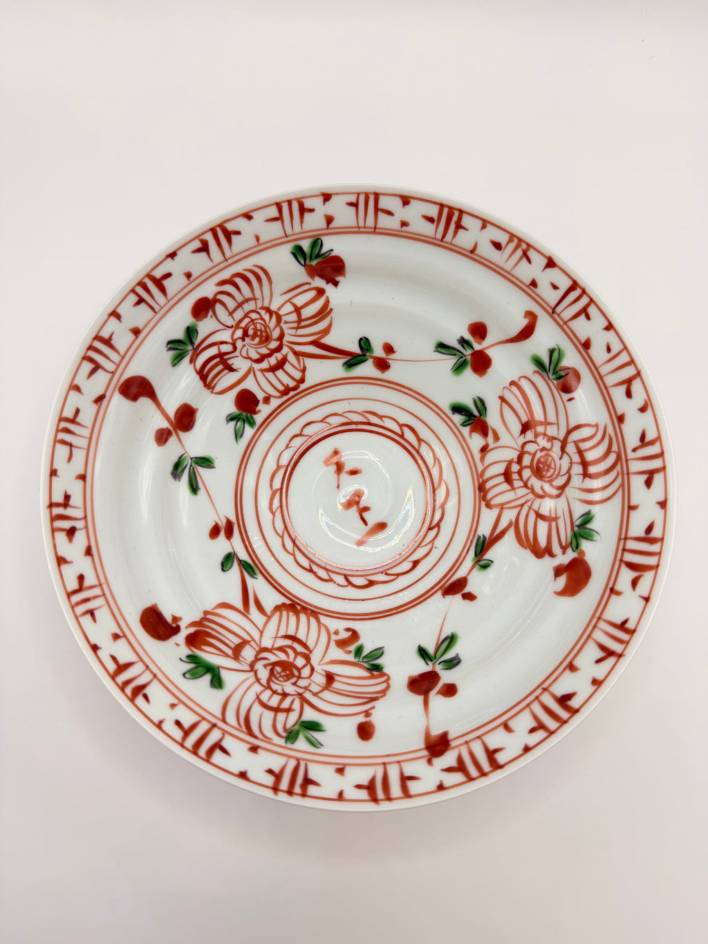 Coupe sur pied en porcelaine akae, décor floral peint à la main