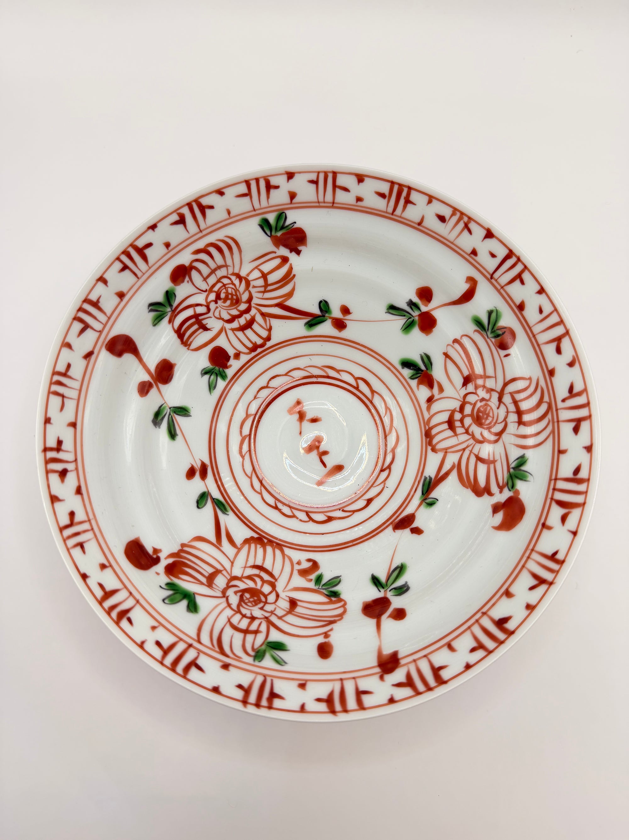 Coupe sur pied en porcelaine akae, décor floral peint à la main