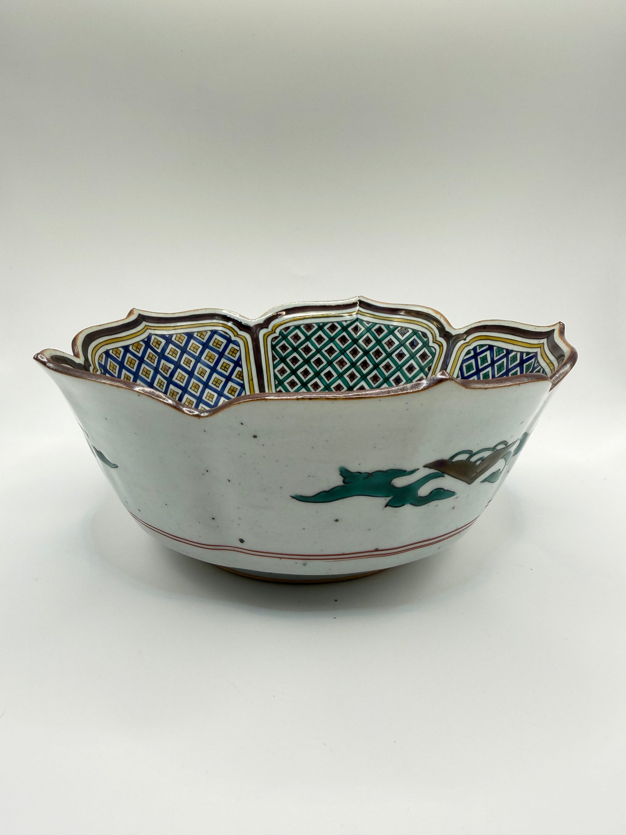 Coupe lobée porcelaine émaux polychromes