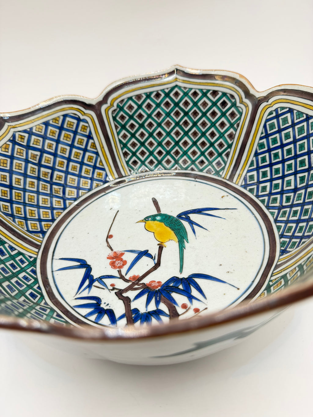 Coupe lobée porcelaine émaux polychromes