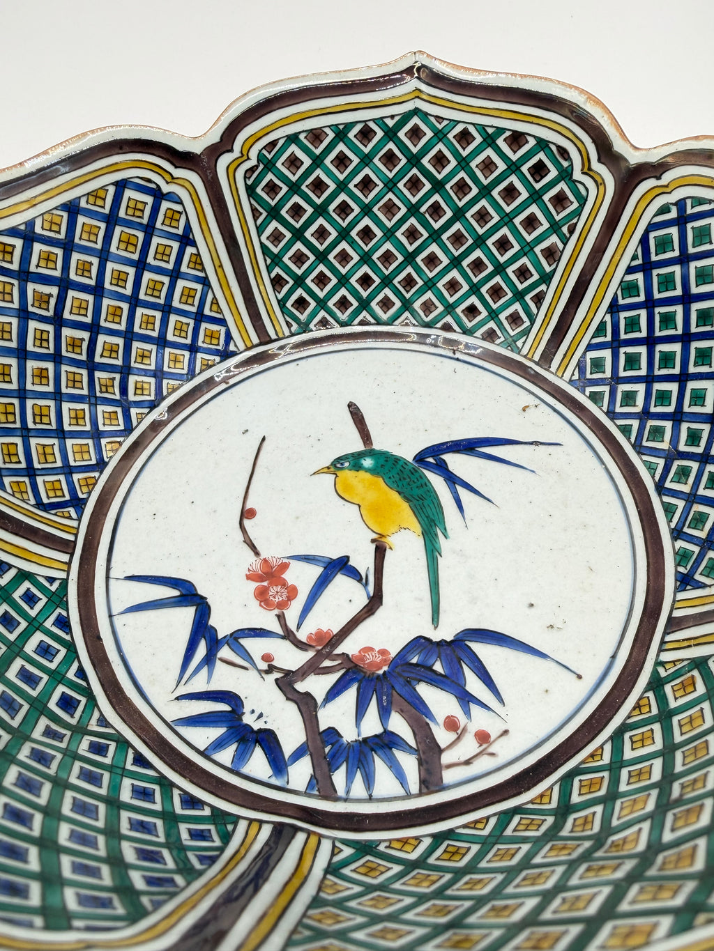 Coupe lobée porcelaine émaux polychromes