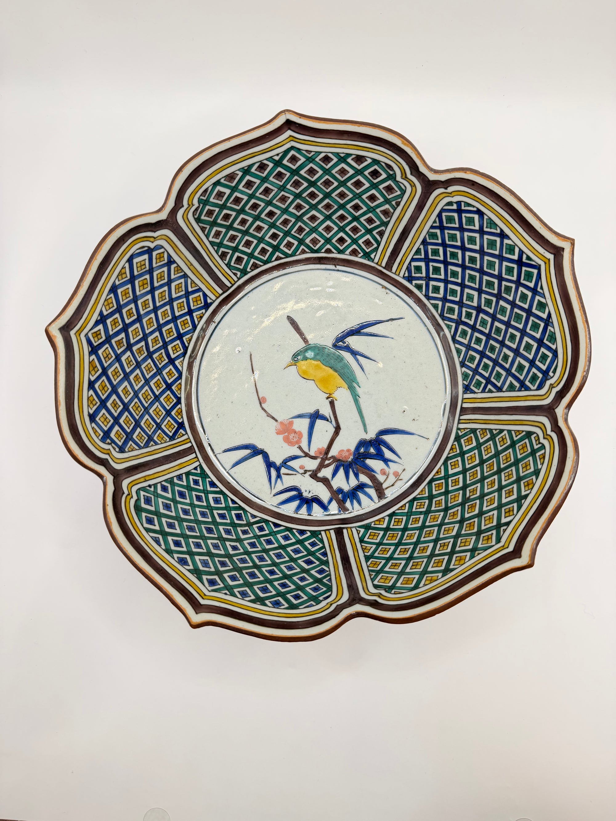 Coupe lobée porcelaine émaux polychromes
