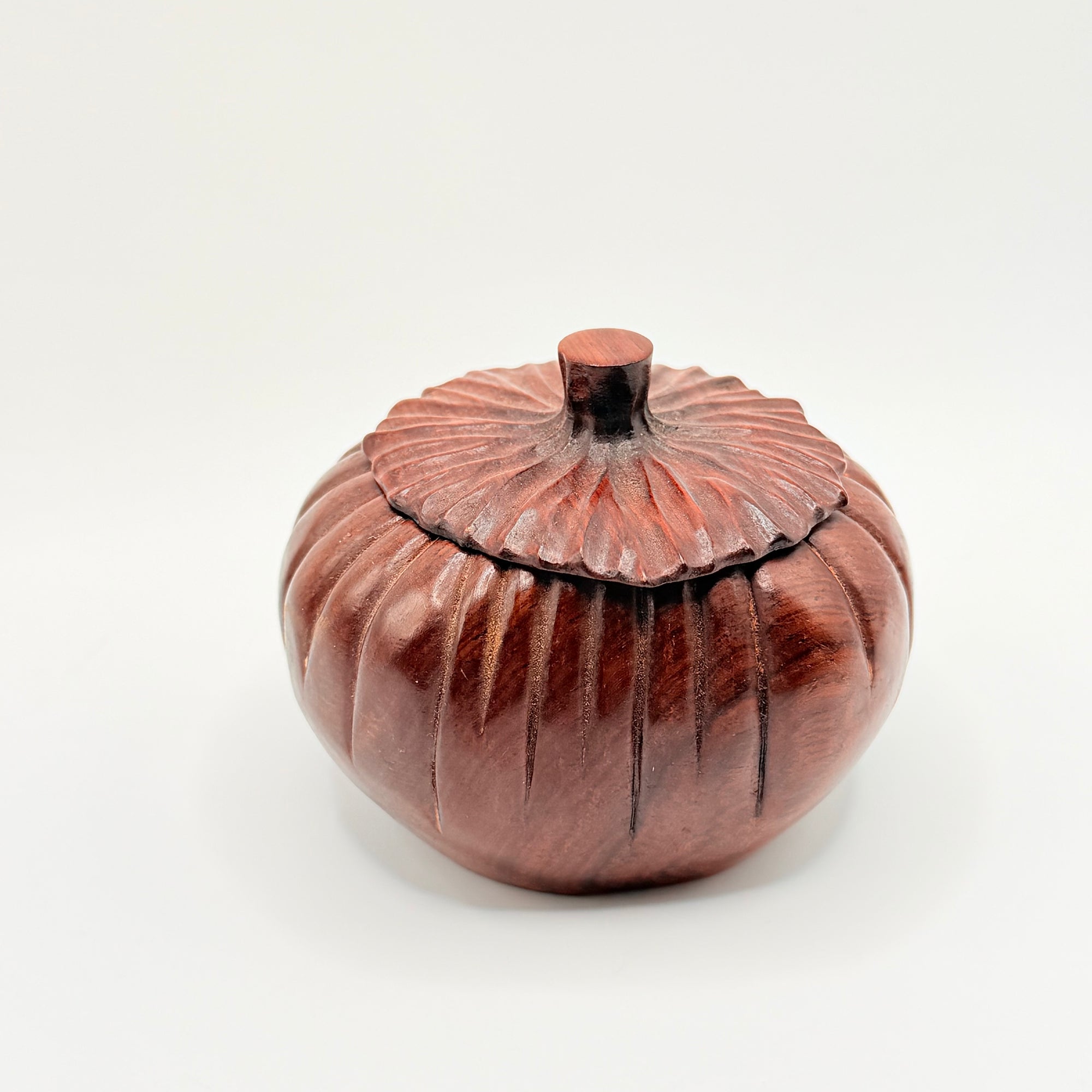 Pot à Matcha Sculpté en Bois, Forme Kaki