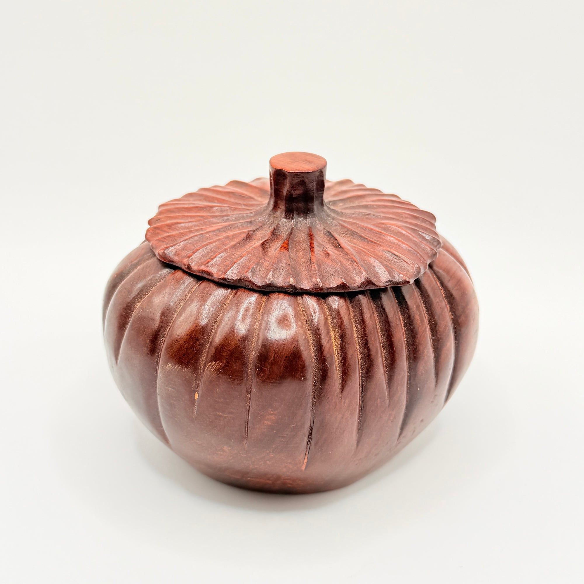 Pot à Matcha Sculpté en Bois, Forme Kaki