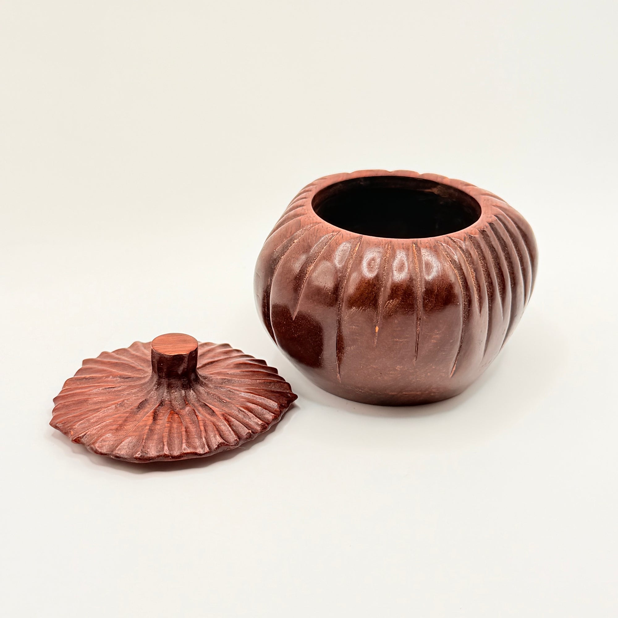 Pot à Matcha Sculpté en Bois, Forme Kaki