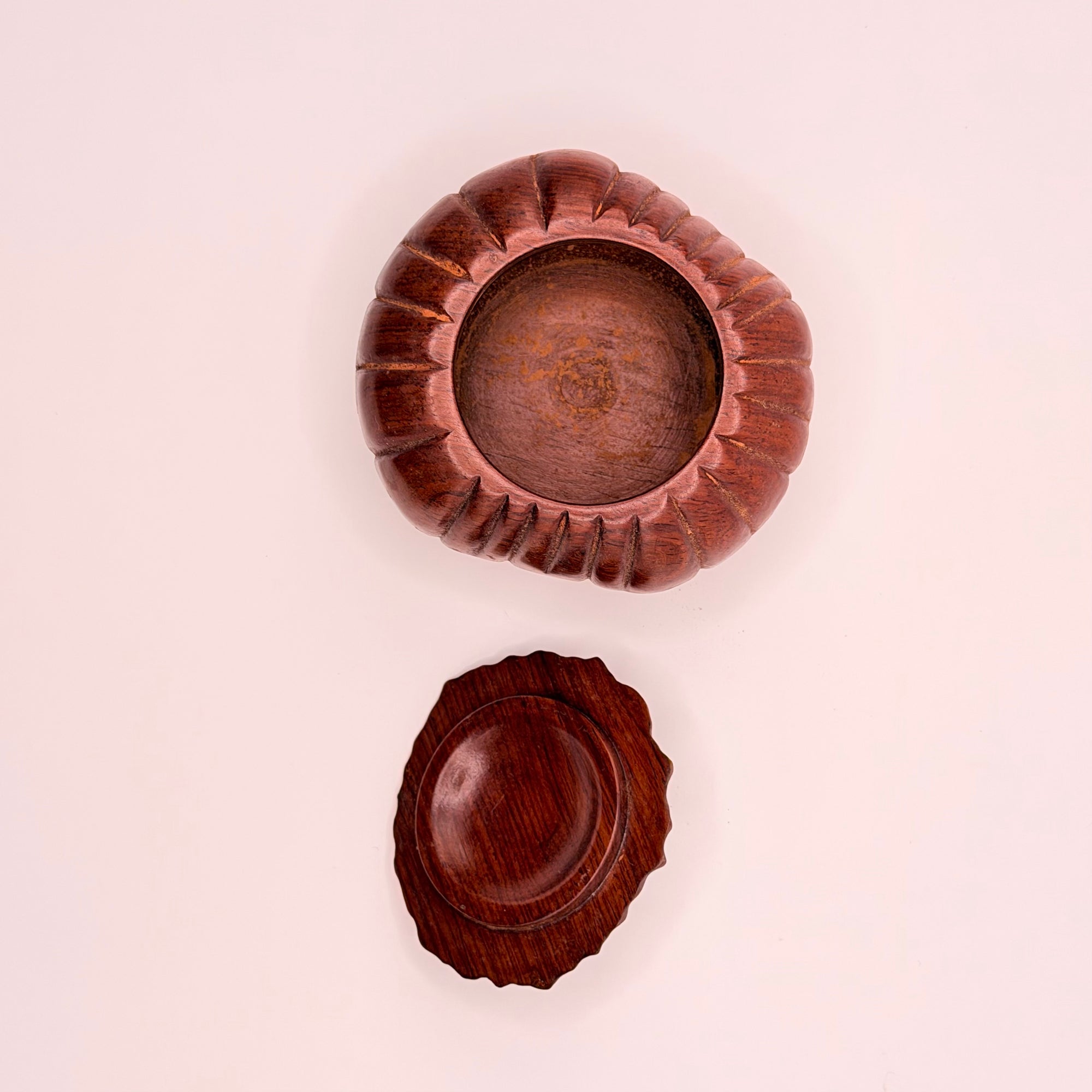 Pot à Matcha Sculpté en Bois, Forme Kaki