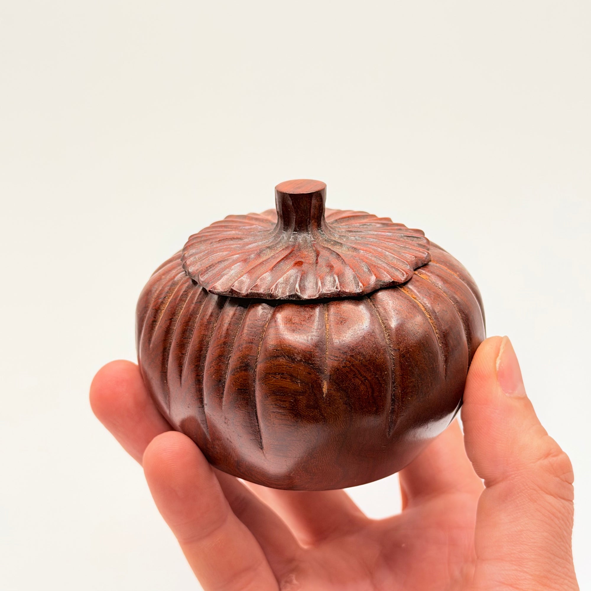 Pot à Matcha Sculpté en Bois, Forme Kaki