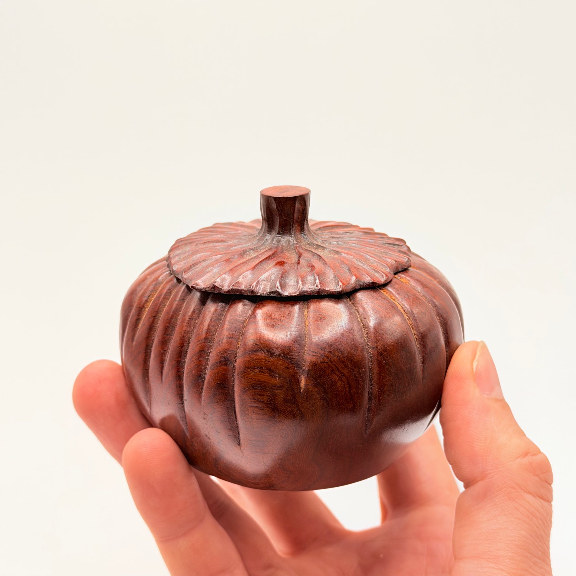 Pot à Matcha Sculpté en Bois, Forme Kaki