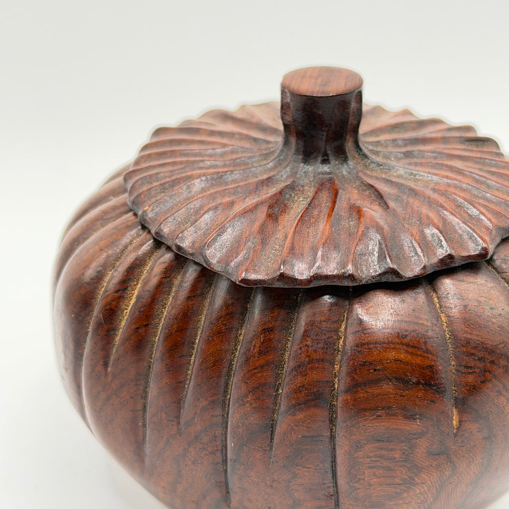 Pot à Matcha Sculpté en Bois, Forme Kaki