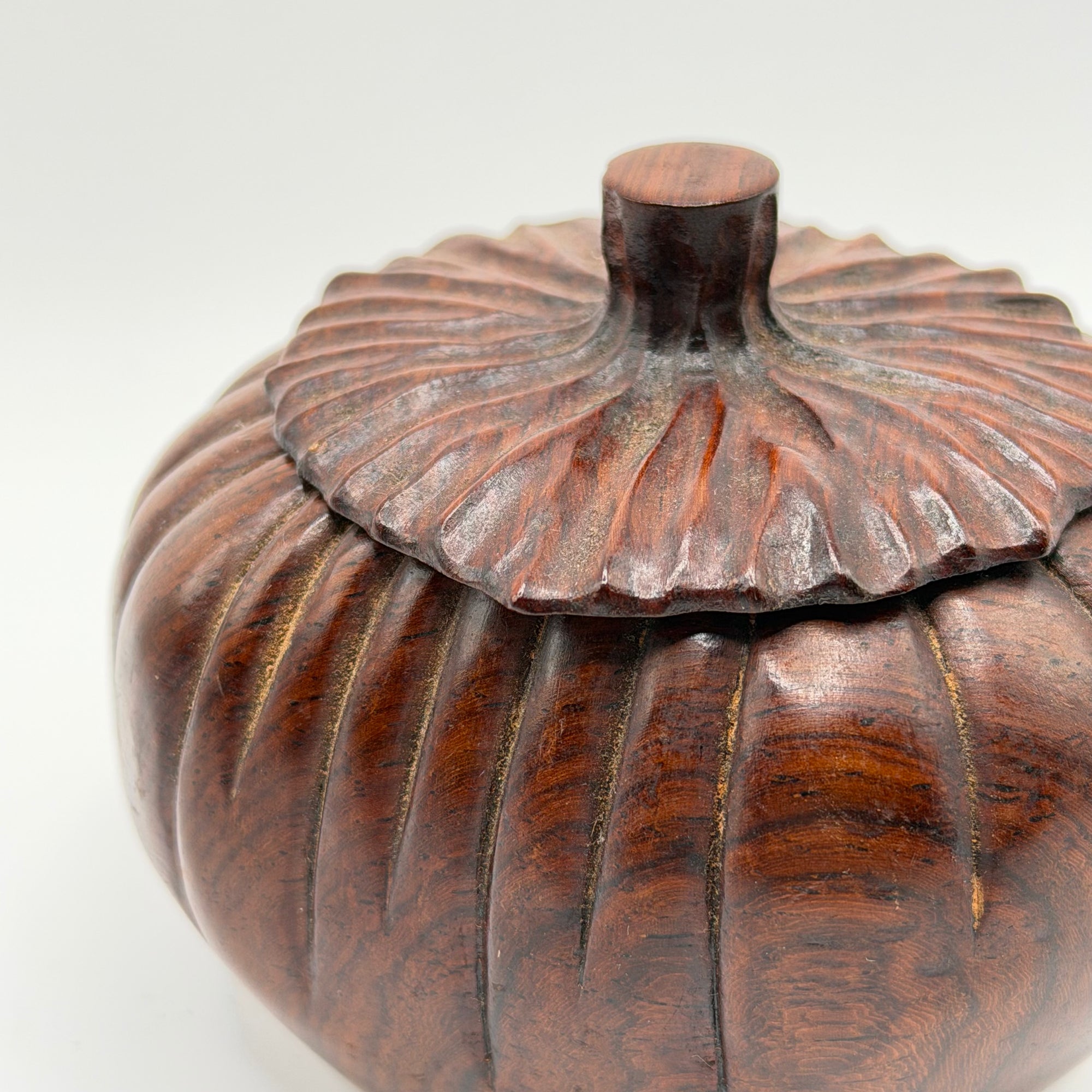 Pot à Matcha Sculpté en Bois, Forme Kaki