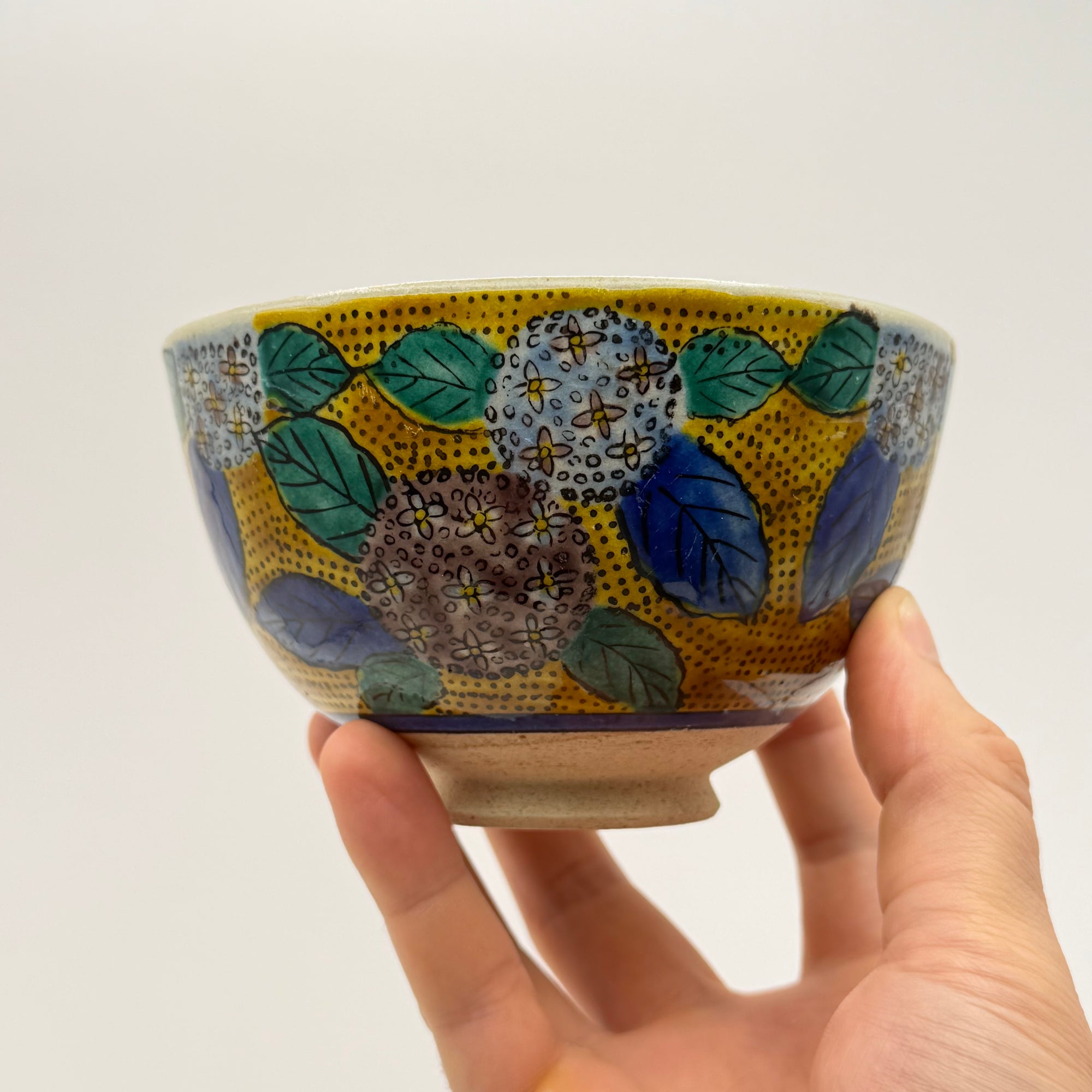 Bol à Matcha Polychrome, Décor Floral et Feuilles