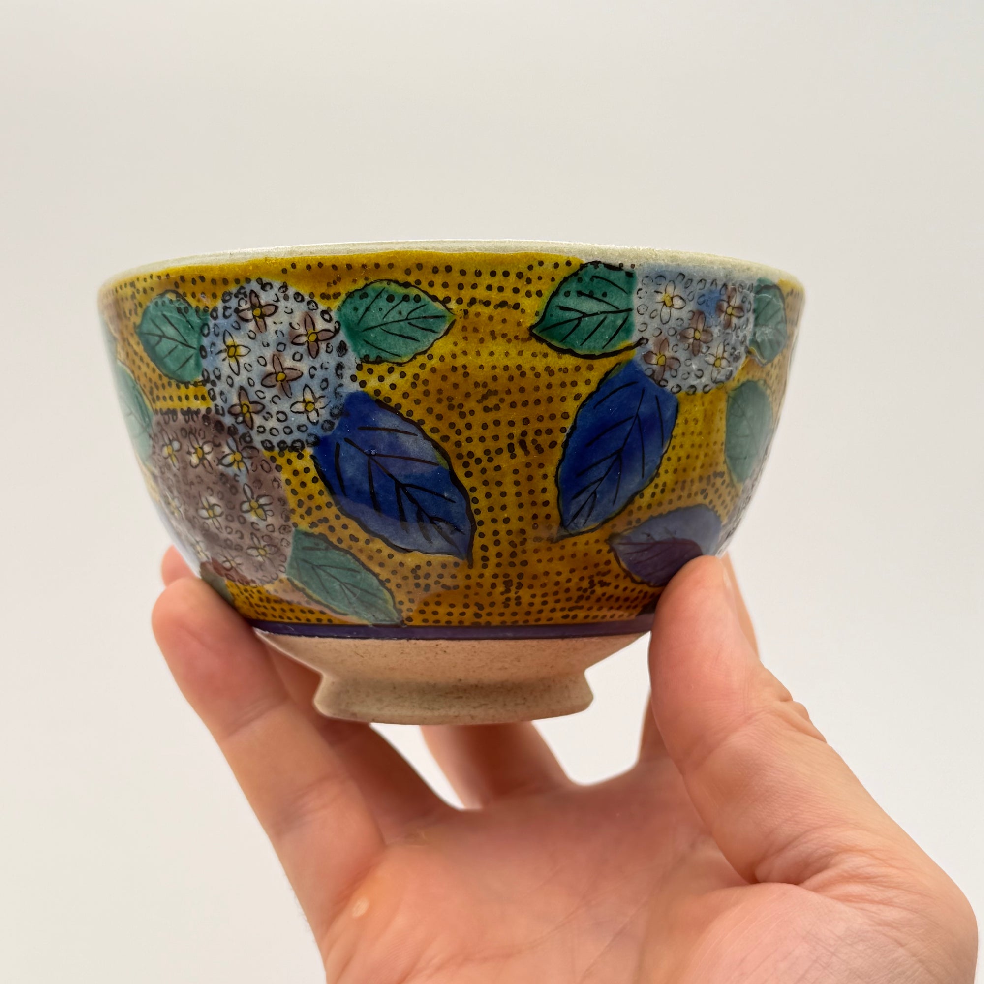 Bol à Matcha Polychrome, Décor Floral et Feuilles