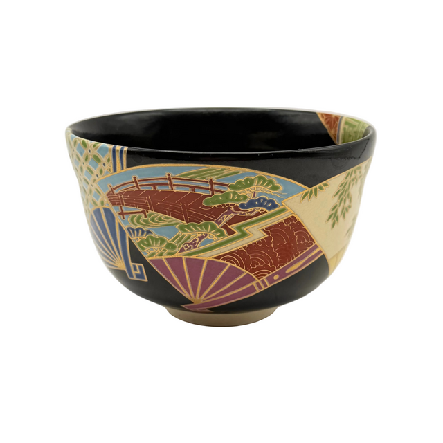 Bol à matcha (chawan) à glaçure noire, panneaux dorés en forme d'éventail ornés de paysages peints (pont, pins, rivière)